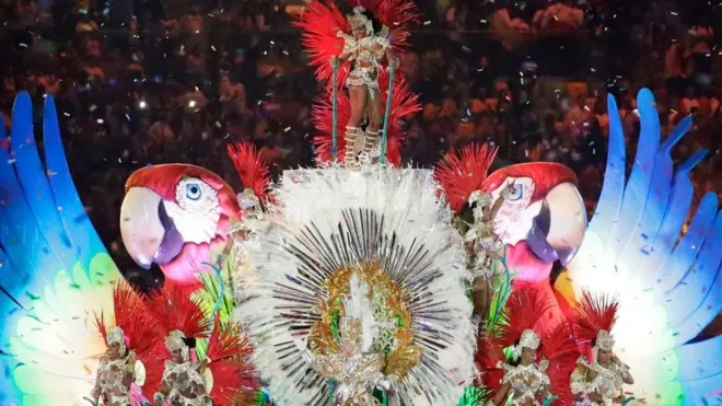 La ceremonia duró alrededor de tres horas.