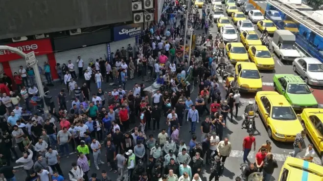 جانب من مظاهرة التجار وأصحاب المحلات في طهران أثناء احتجاجهم ضد ارتفاع الأسعار وانخفاض قيمة الريال في 25 يونيو/حزيران 2018.