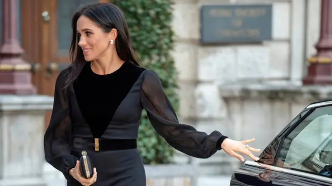 Меган Маркл зачиняє двері авто