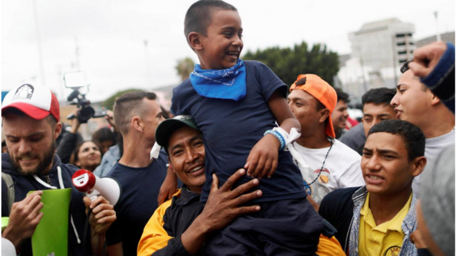 Đoàn người tị nạn gần trạm kiểm soát San Ysidro trên đường vào lãnh thổ Hoa Kỳ để xin tị nạn tại Tijuana, Mexico ngày 30/4/2018