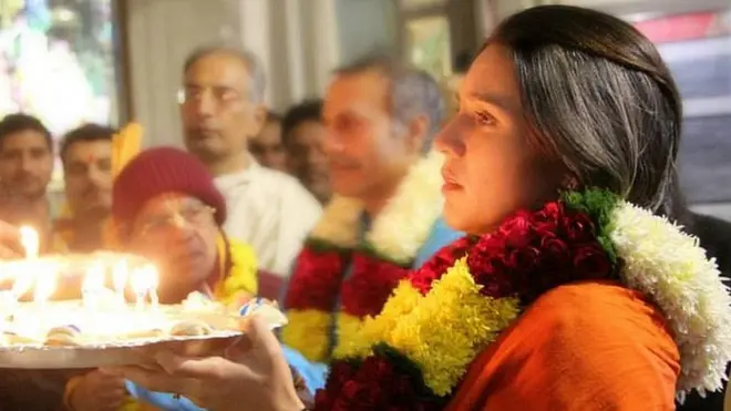 ఢిల్లీ పర్యటనకు వచ్చినప్పుడు ఒక మందిరంలో పూజలు చేస్తున్న తులసి