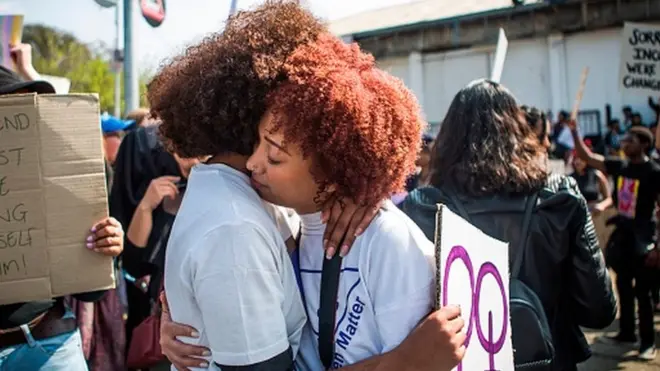 Ụmụ nwanyị abụọ makọrọ onwe ha