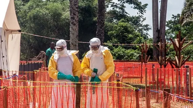 Des agents de santé dans une zone de sécurité Ebola en RD Congo.