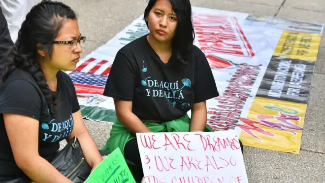 示威人士聚集在美国驻墨西哥大使馆外。