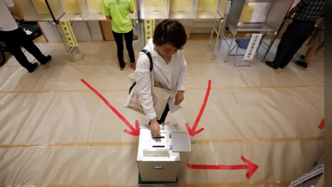 Một cử tri tại một phòng bỏ phiếu ở Tokyo, hôm 21/7