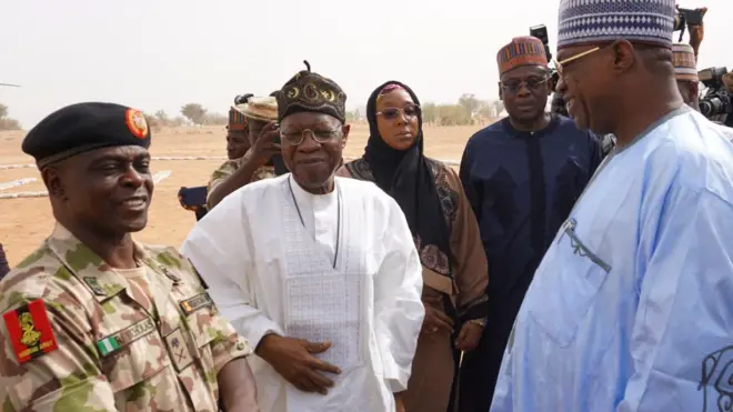 Le gouverneur de Yobe (D), le ministre de l'information (C) et le général de brigade Nicholas Rogers à Yobe.