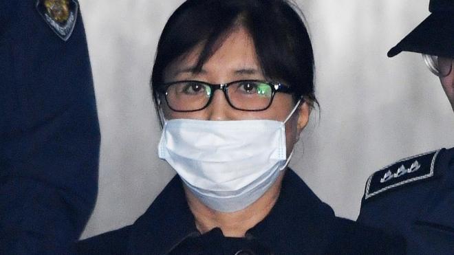 Choi Soon-sil (in mask), the jailed confidante of former South Korean president Park Geun-Hye, arrives at Seoul Central District Court in Seoul on February 13, 2018
