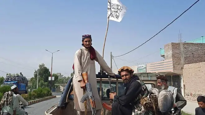 Abarwanyi b'aba Taliban batwaye imodoka y'ingabo za Afghanistan(ANA) mu mihanda yo mu ntara ya Laghman, ku itariki ya 15/8/2021