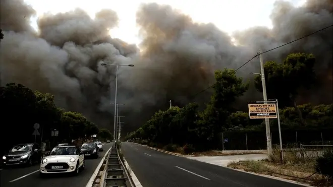 ग्रीस के जंगलों की लगी आग से उठता धुआं शहरी इलाकों में दाख़िल हुआ.