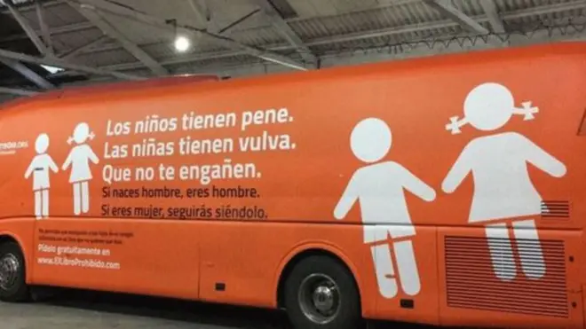 El bus buscaría contraponerse a una campaña a favor de los derechos transexuales infantiles que causó polémica en España.