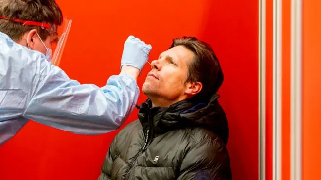 Un hombre se somete a un test para saber si tiene covid o no en La Haya, Países Bajos, el 6 de enero de 2022.