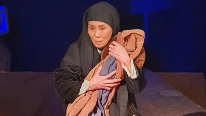 Назира Масмбектов "Үмүт" спектаклинде уулун күткөн энени ролунда