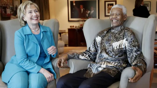 En 2012, Hillary Clinton, son mari et leur fille ont rendu visite à Nelson Mandela, le premier président noir de l'Afrique du Sud, dans son village.