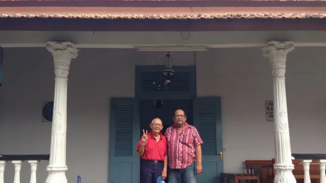 Yoshua dan Ferdy Jonathans berdiri di bangunan yang sekarang menjadi kantor YLCC.