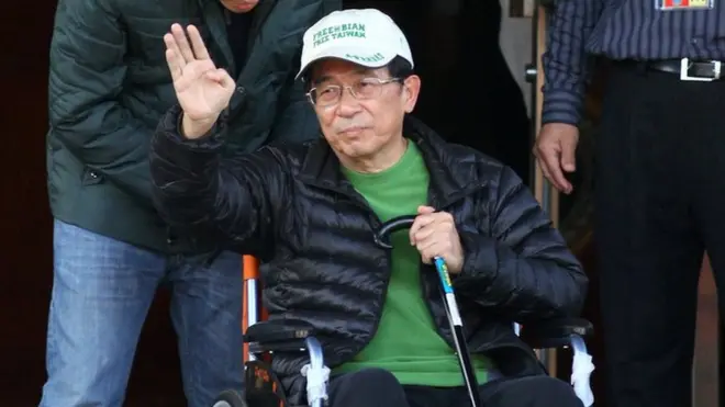 2015年1月5日陈水扁获准保外就医，暂时离开监狱将近三年。图为2015年1月5日，陈水扁（中）在儿子陈致中的陪同下离开监狱。