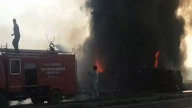 Camión en llamas en Pakistán