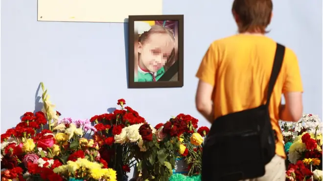 Жители Тюмени несут цветы и игрушки к дому, где жила девочка
