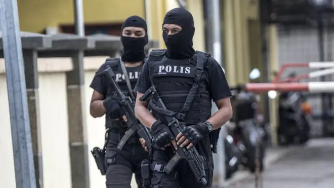 Personel Kepolisian Diraja Malaysia berjaga-jaga di sekitar kamar jenazah Rumah Sakit Malaysia, pada Selasa (21/02).