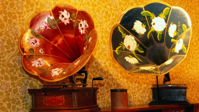 El gramófono y fonógrafo ilustran cómo funciona la economía de superestrellas, con la que hoy en día estamos muy familiarizados... Apple... Google...