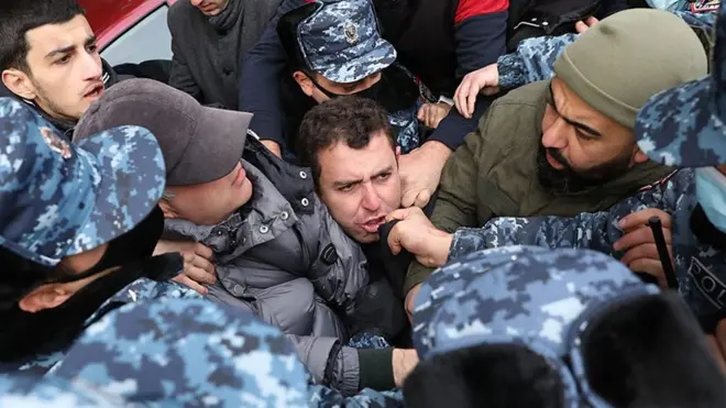 "Пашинян, уходи!" В Армении продолжаются протесты