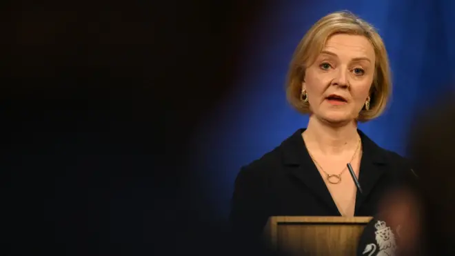 Премьерство Лиз Трасс началось с черной полосы. Белой она так и не дождалась