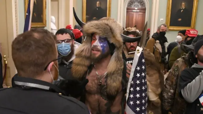 Trump'ın destekçileri güvenliği aşarak Kongre binasına girdi