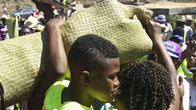 Les corps des défunts sont enveloppés dans des linceuls, lesquels sont recouverts de nattes en osier.