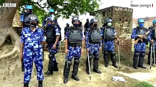 विकास दुबे के गांव का हाल