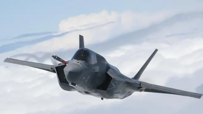 Один из главных экпонатов нынешнего салона - истребитель F-35