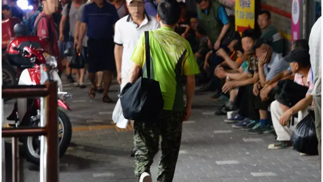 폭염 속에서도 붐비는 남구로역 새벽 인력시장