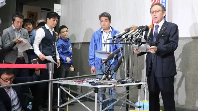 2月24日,日本沖繩縣就美軍是否該遷移基地舉辦公投,投票結束後知事玉城丹尼出面談話。