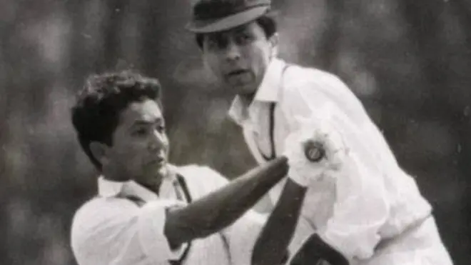 حنیف محمد نے اپنے ٹیسٹ کریئر میں صرف دو چھکے لگائے کیونکہ انھیں ثابت قدم رہ کر میچ بچائے رکھنا زیادہ پسند تھا