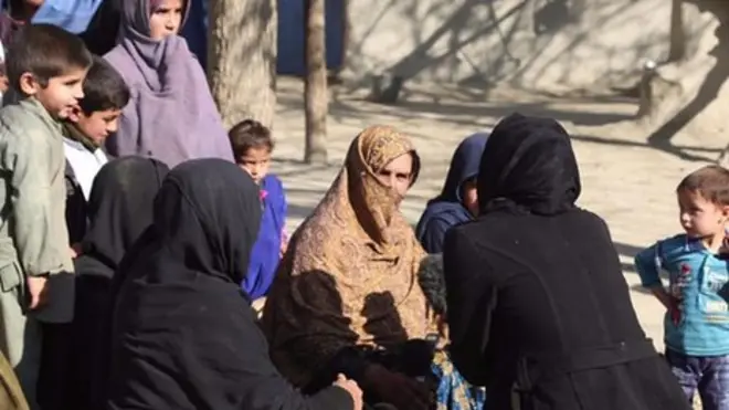 بي بي سي په ښېوه کې د مرحبا او مروا کور ته ورغله، د دغو جینکو نیا، نیکه، مور او کوچنۍ خویندې وروڼه هر نالیدلي ته کوکي وهې او د پرې شوي جبر يې په مرۍ کې اوبه نښلوي