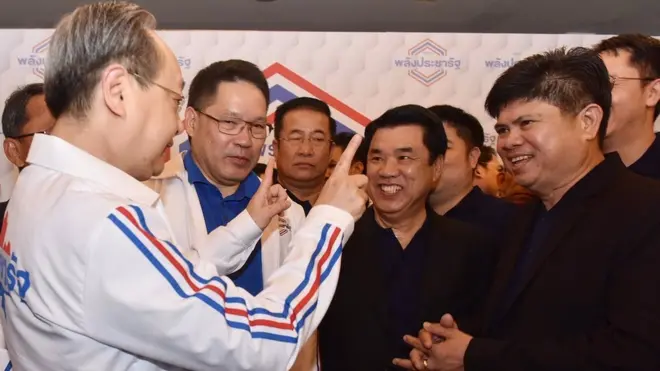 นายสมศักดิ์ เทพสุทิน และนายสุริยะ จึงรุ่งเรืองกิจ นำทีมอดีต ส.ส. กลุ่มสามมิตร ราว 60 คนสมัครเป็นสมาชิก พปชร. เมื่อ 18 พ.ย.