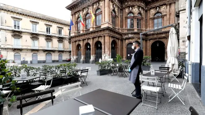 Lapangan Teatro Massimo di Catania.