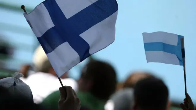 คนถือธงชาติฟินแลนด์