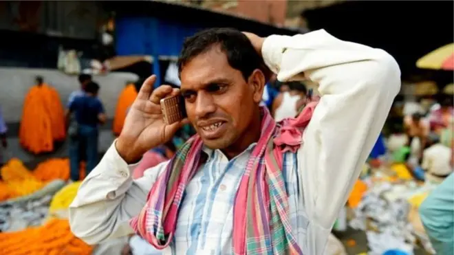 फ़ोन पर बात करता शख़्स