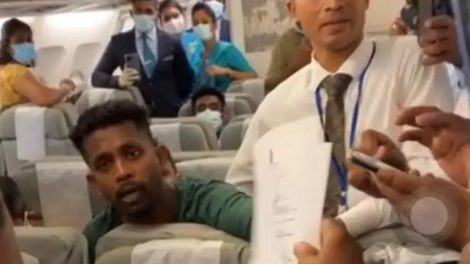 රූපවාහිනයට කඩා වැඳුණු අරගලකරු ගුවන් යානයක් තුළදී අත්අඩංගුවට ගැනීම නිත්‍යනුකුලද?