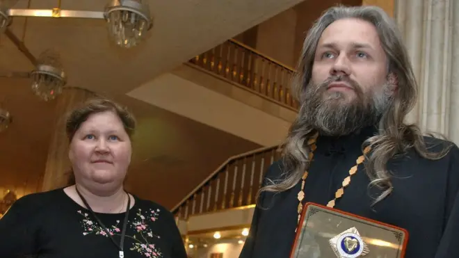 Николай Стремский с супругой получают премию "Золотое сердце" за усыновление десятков детей, 2006 год