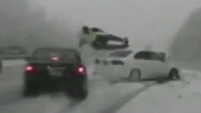 سيارة تقذف شرطي في الهواء