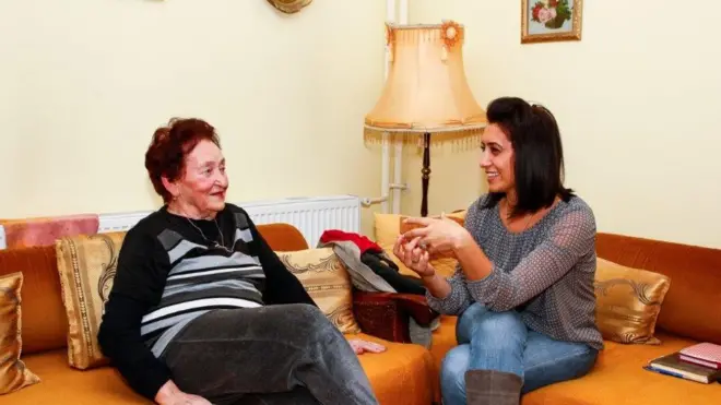 Volonterka Bel hospisa u poseti pacijentkinji