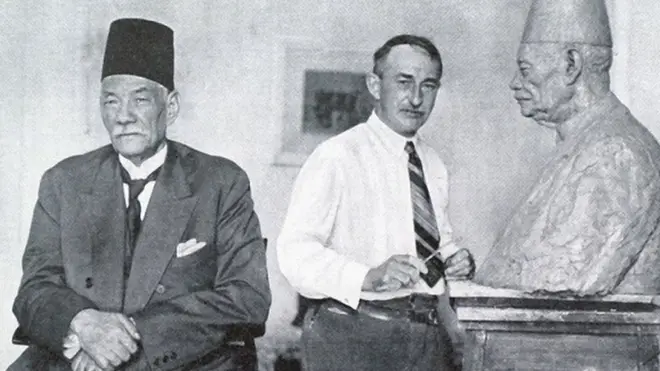 سعد زغلول زعيم ثورة 19 في مصر ونحات روسي صنع له تمثالا