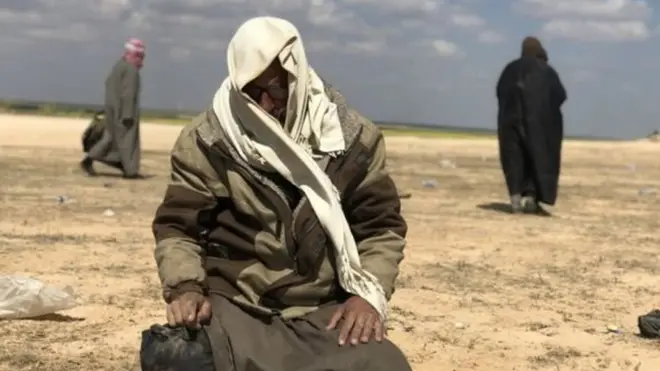 Pendukung ISIS pria yang lari dari Baghuz dipisahkan dari perempuan yang banyak ditempatkan di kamp pengungsian.