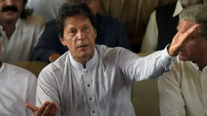 عمران خان اپنے وکیل کے ساتھ اس وقت تک روسٹم پر ہی کھڑے رہے جب تک بابر اعوان نے اپنے دلائل مکمل نہیں کر لیے