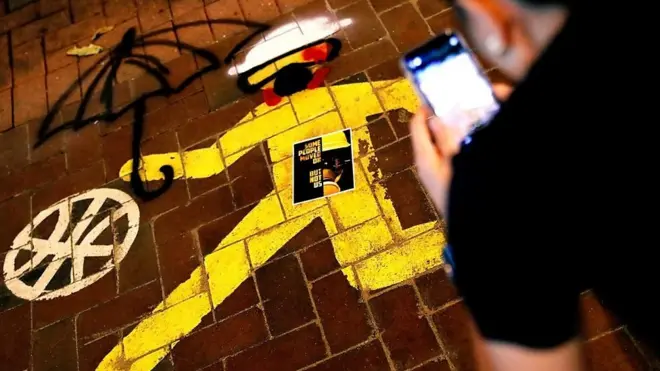 地上黄色人物举伞涂鸦