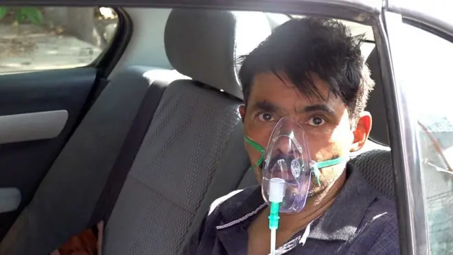 مريض يتلقى الأكسجين داخل السيارة