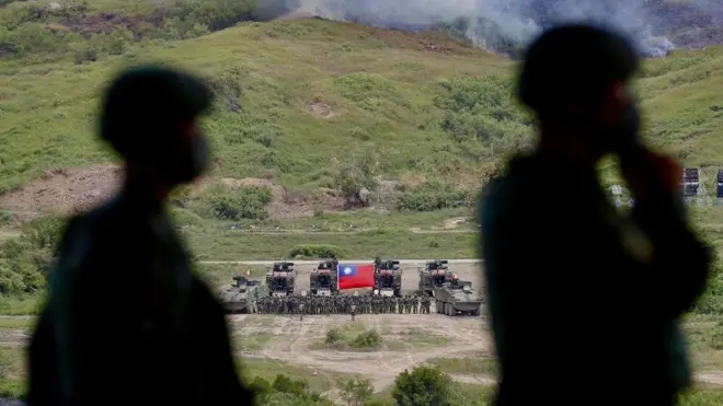 2022年9月7日，台灣屏東縣聯合作戰訓練演習結束後，台灣軍方人員升起中華民國國旗。台灣總統蔡英文表示，台灣武裝部隊有能力應對中國的軍事壓力。