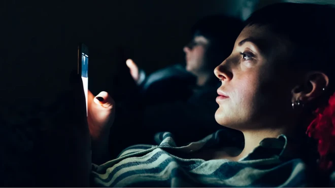 تقرير حديث توصل إلى أن البالغين في الولايات المتحدة يتفقدون هواتفهم، في المتوسط، 344 مرة في اليوم