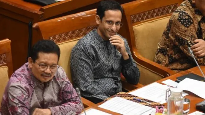 Menteri Pendidikan dan Kebudayaan Nadiem Makarim (kanan) mengikuti rapat kerja dengan Komisi X DPR di Kompleks Parlemen, Senayan, Jakarta, Rabu (6/11/2019).