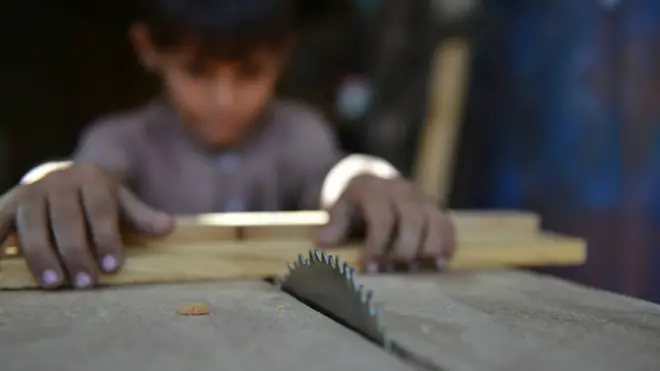 شمار زیادی از کودکان در افغانستان برای آموختن حرفه و کسب درآمد از همان سنین پایین شامل کار می‌شوند
